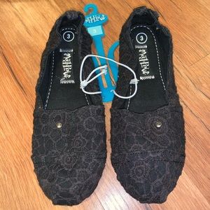 NWOT Girls Mad Love Slide on Black Tom Like Shoes
